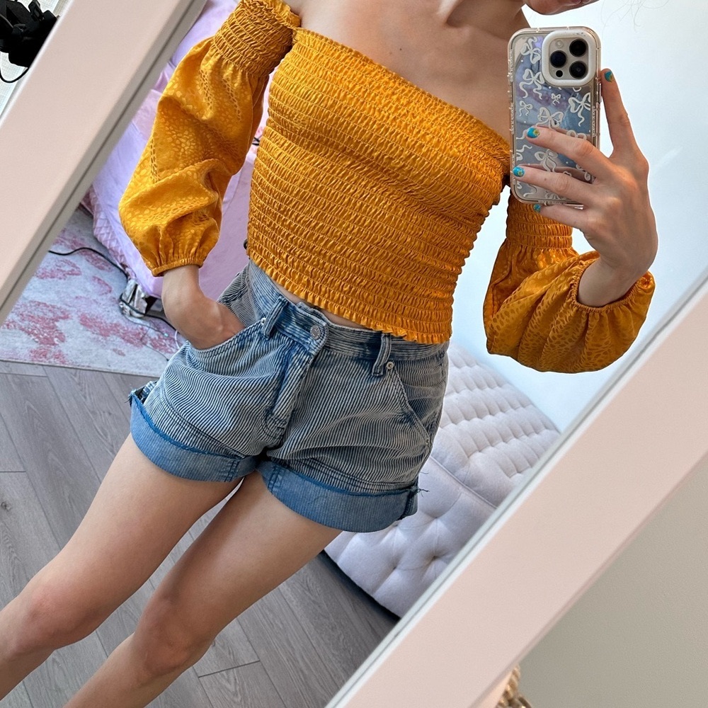 GOLDEN ANIMAL PRING COLD SHOULDER SMOCKED TOP